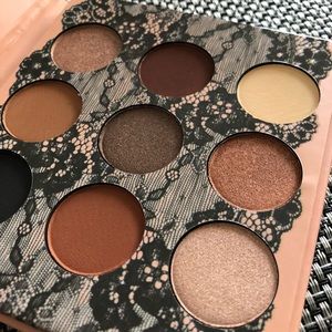 9 Shadows highlight palette from Beauty Creations